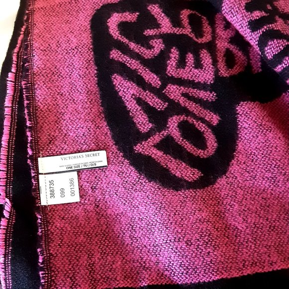 'VICTORIA'S SECRET' LOGO REVERSIBLE THROW BLANKET FUCHSIA/BLACK FRINGE END - Picture 2 of 13
